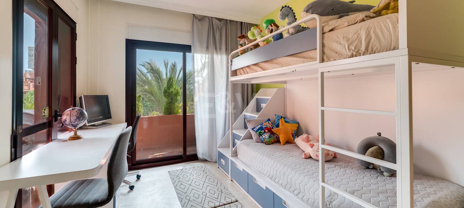 Rymlig Beachside Penthouse med Rooftop Terrace och Pool Views i Alicate Playa