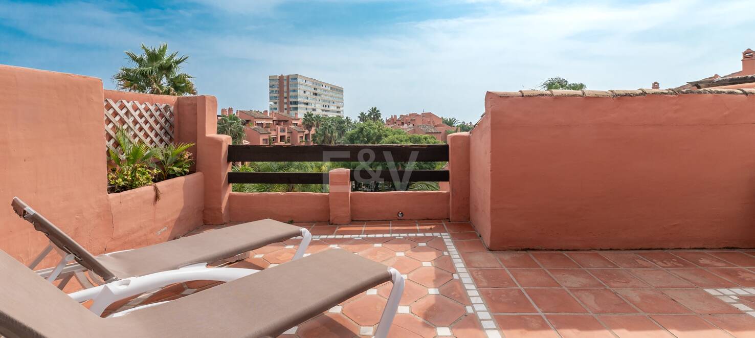 Rymlig Beachside Penthouse med Rooftop Terrace och Pool Views i Alicate Playa