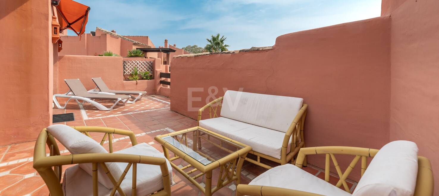 Rymlig Beachside Penthouse med Rooftop Terrace och Pool Views i Alicate Playa