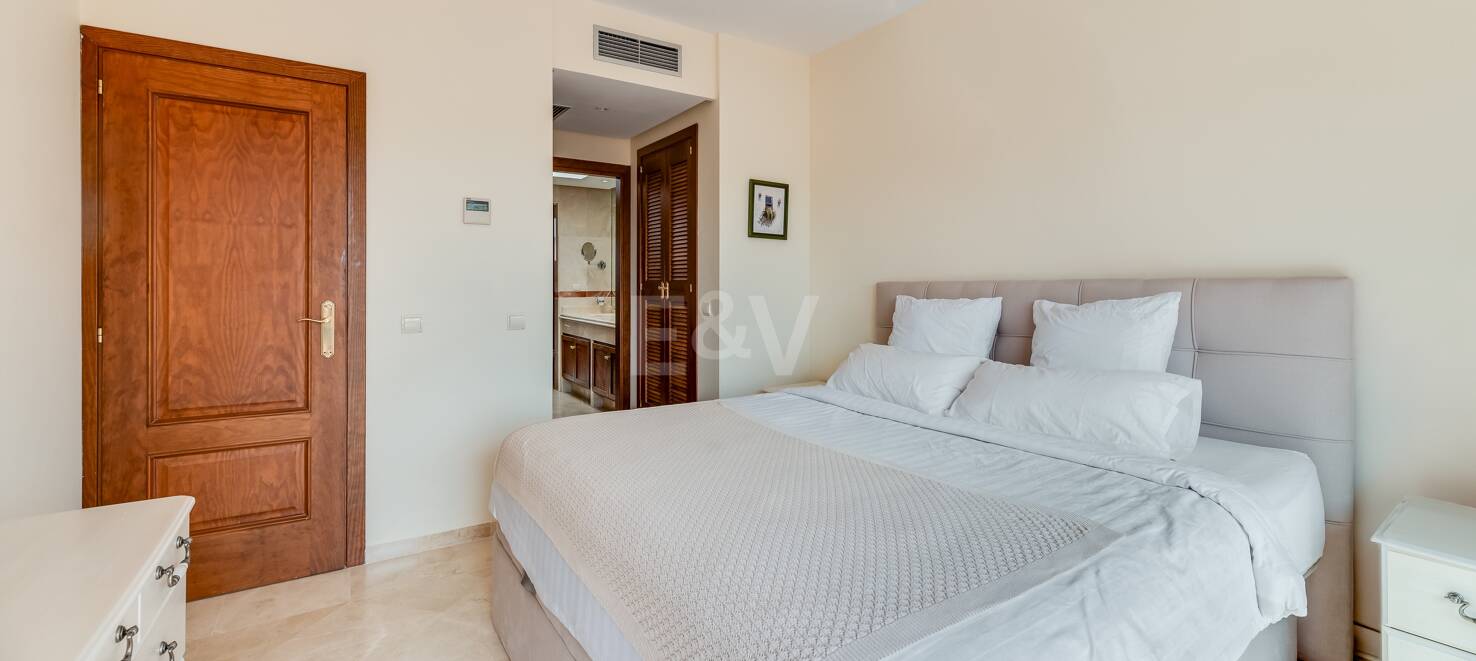 Rymlig Beachside Penthouse med Rooftop Terrace och Pool Views i Alicate Playa
