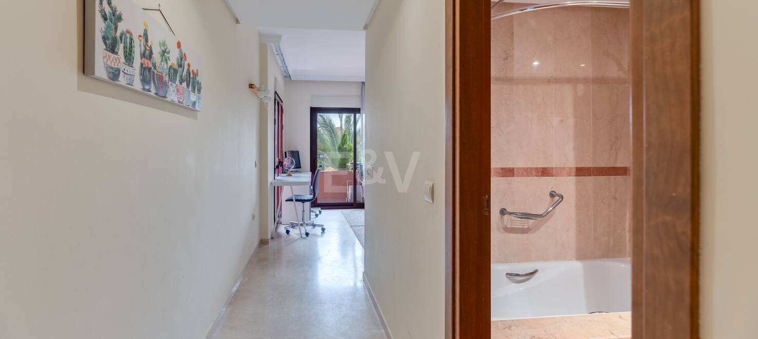 Rymlig Beachside Penthouse med Rooftop Terrace och Pool Views i Alicate Playa