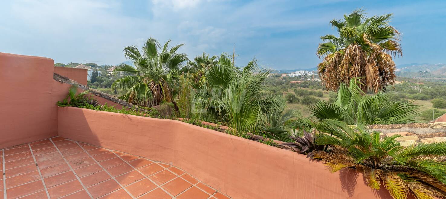 Rymlig Beachside Penthouse med Rooftop Terrace och Pool Views i Alicate Playa