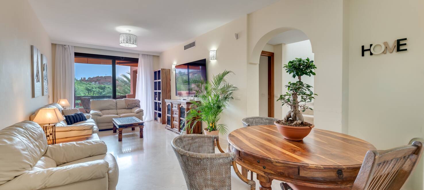 Rymlig Beachside Penthouse med Rooftop Terrace och Pool Views i Alicate Playa