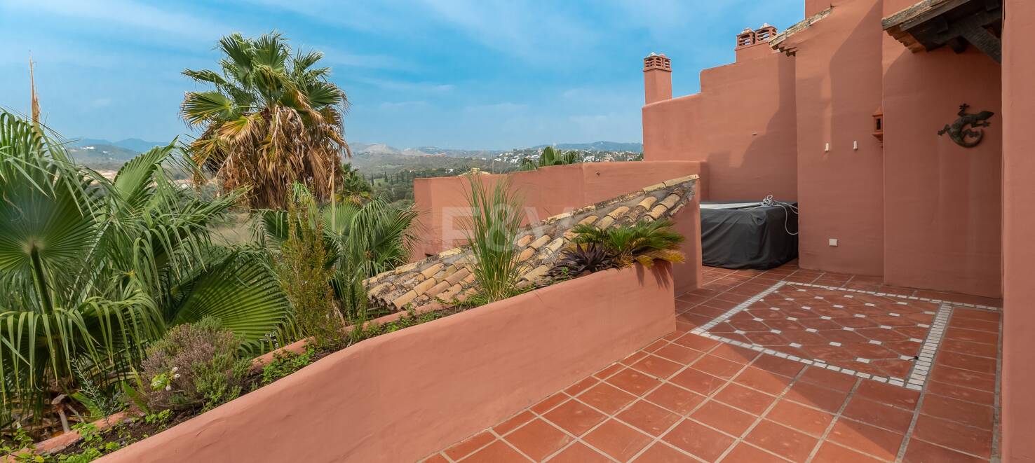 Rymlig Beachside Penthouse med Rooftop Terrace och Pool Views i Alicate Playa