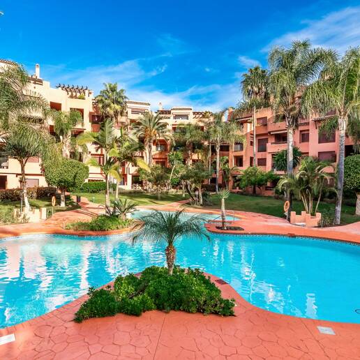 Rymlig Beachside Penthouse med Rooftop Terrace och Pool Views i Alicate Playa