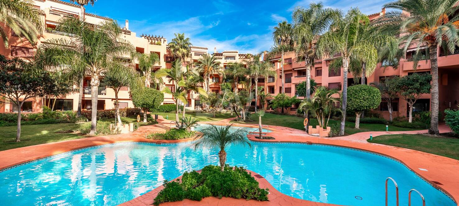 Rymlig Beachside Penthouse med Rooftop Terrace och Pool Views i Alicate Playa