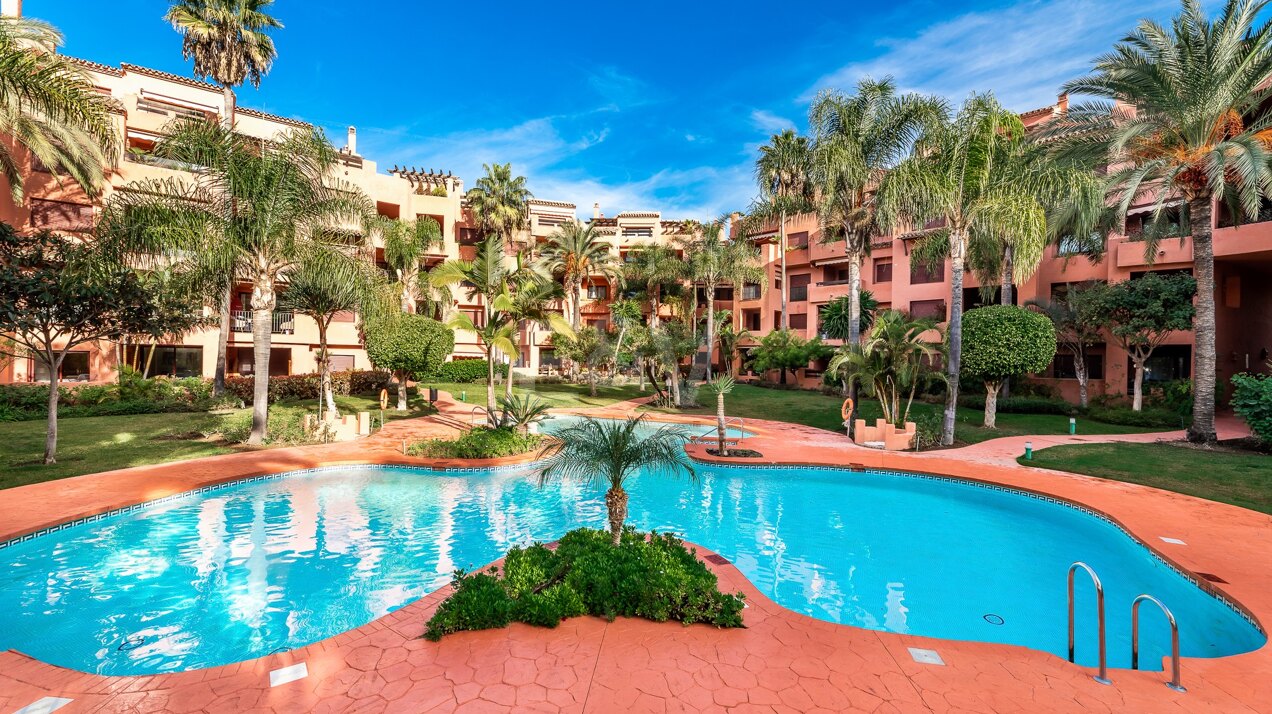 Geräumiges Penthouse am Strand mit Dachterrasse und Poolblick in Alicate Playa