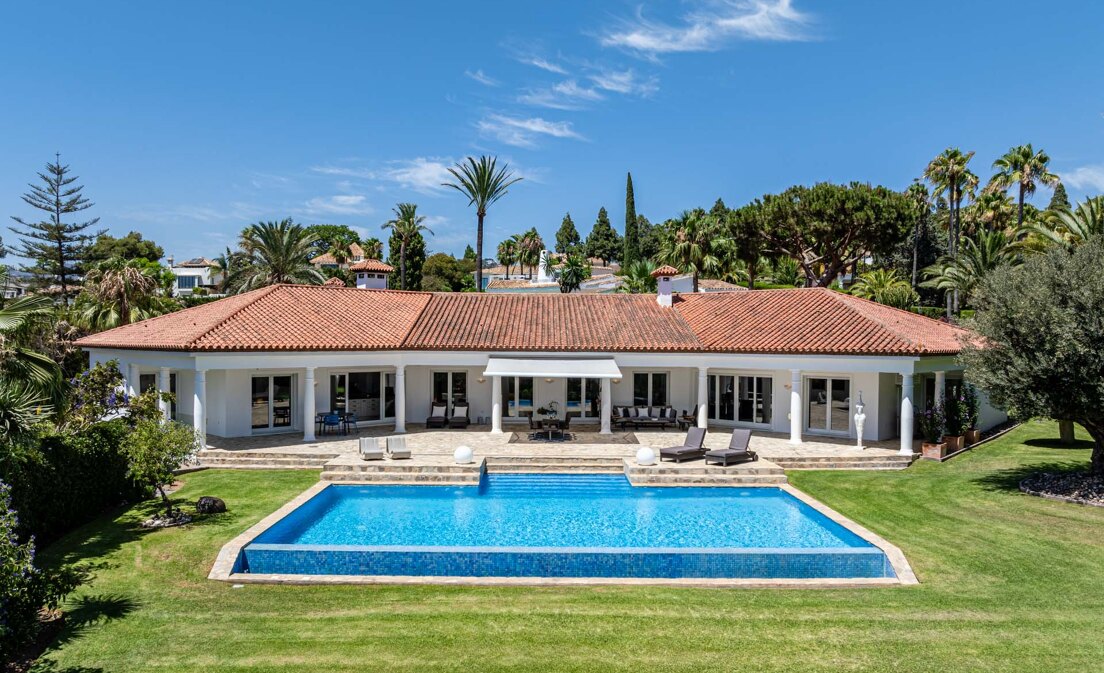 Superbe villa avec grand terrain à Hacienda Las Chapas, Marbella