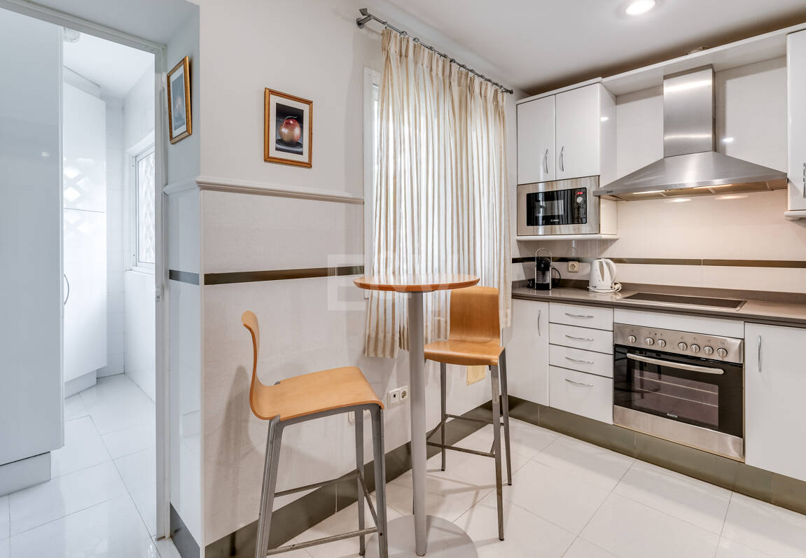 2 sovrum lägenhet bara 150 meter från stranden på Golden Mile. Tillgänglig för kortsiktiga hyror.