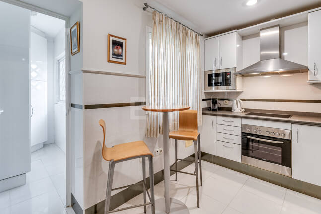 2 sovrum lägenhet bara 150 meter från stranden på Golden Mile. Tillgänglig för kortsiktiga hyror.