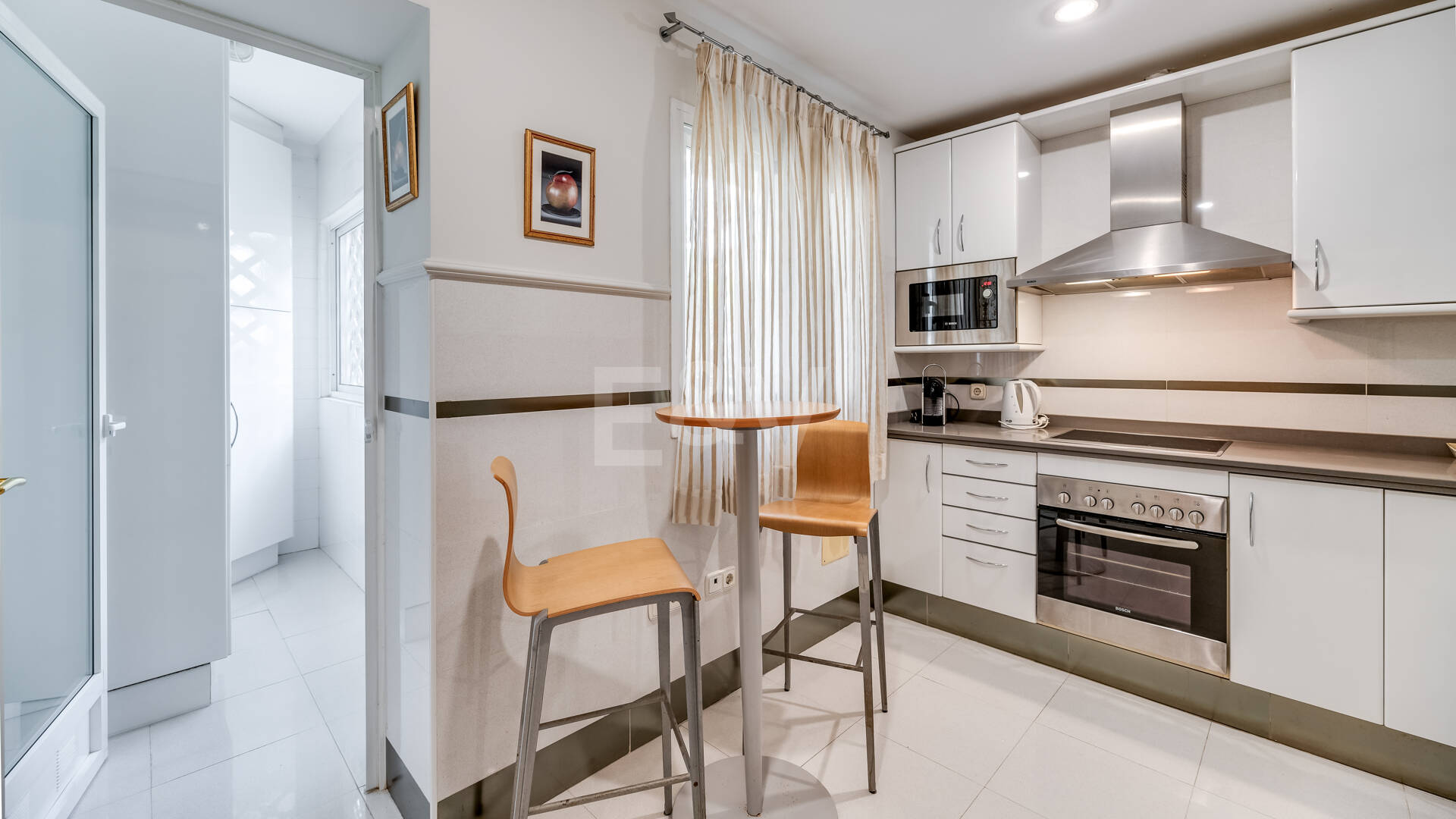 Apartamento de 2 dormitorios a tan solo 150 metros de la playa en La Milla de Oro. Disponible para alquileres de corta temporada.