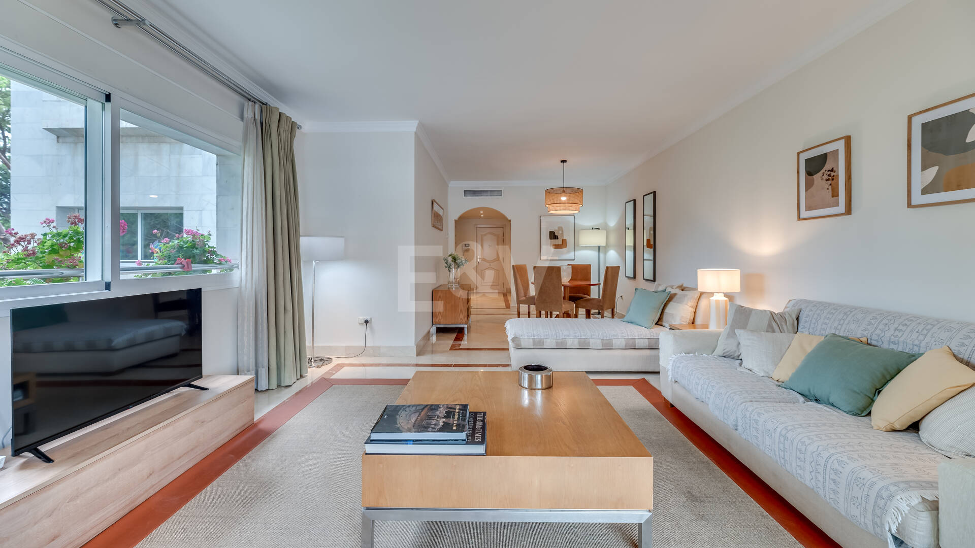 Apartamento de 2 dormitorios a tan solo 150 metros de la playa en La Milla de Oro. Disponible para alquileres de corta temporada.