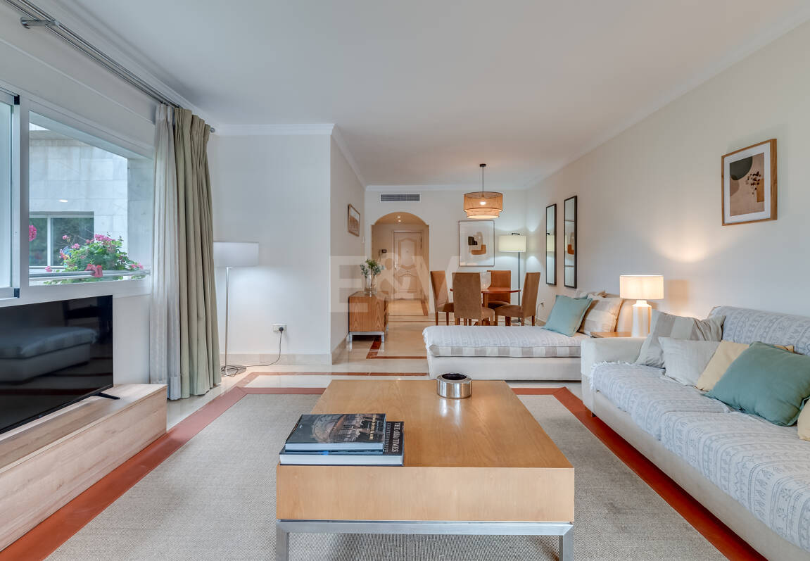 2 sovrum lägenhet bara 150 meter från stranden på Golden Mile. Tillgänglig för kortsiktiga hyror.