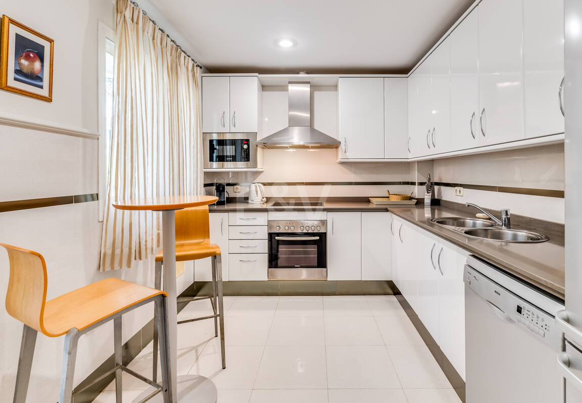 2 sovrum lägenhet bara 150 meter från stranden på Golden Mile. Tillgänglig för kortsiktiga hyror.