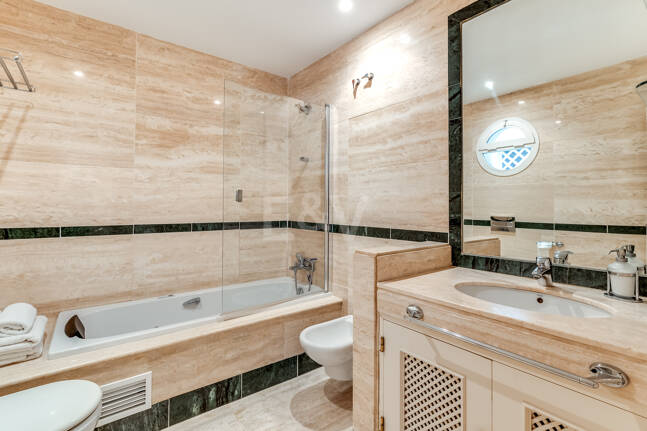 2 sovrum lägenhet bara 150 meter från stranden på Golden Mile. Tillgänglig för kortsiktiga hyror.