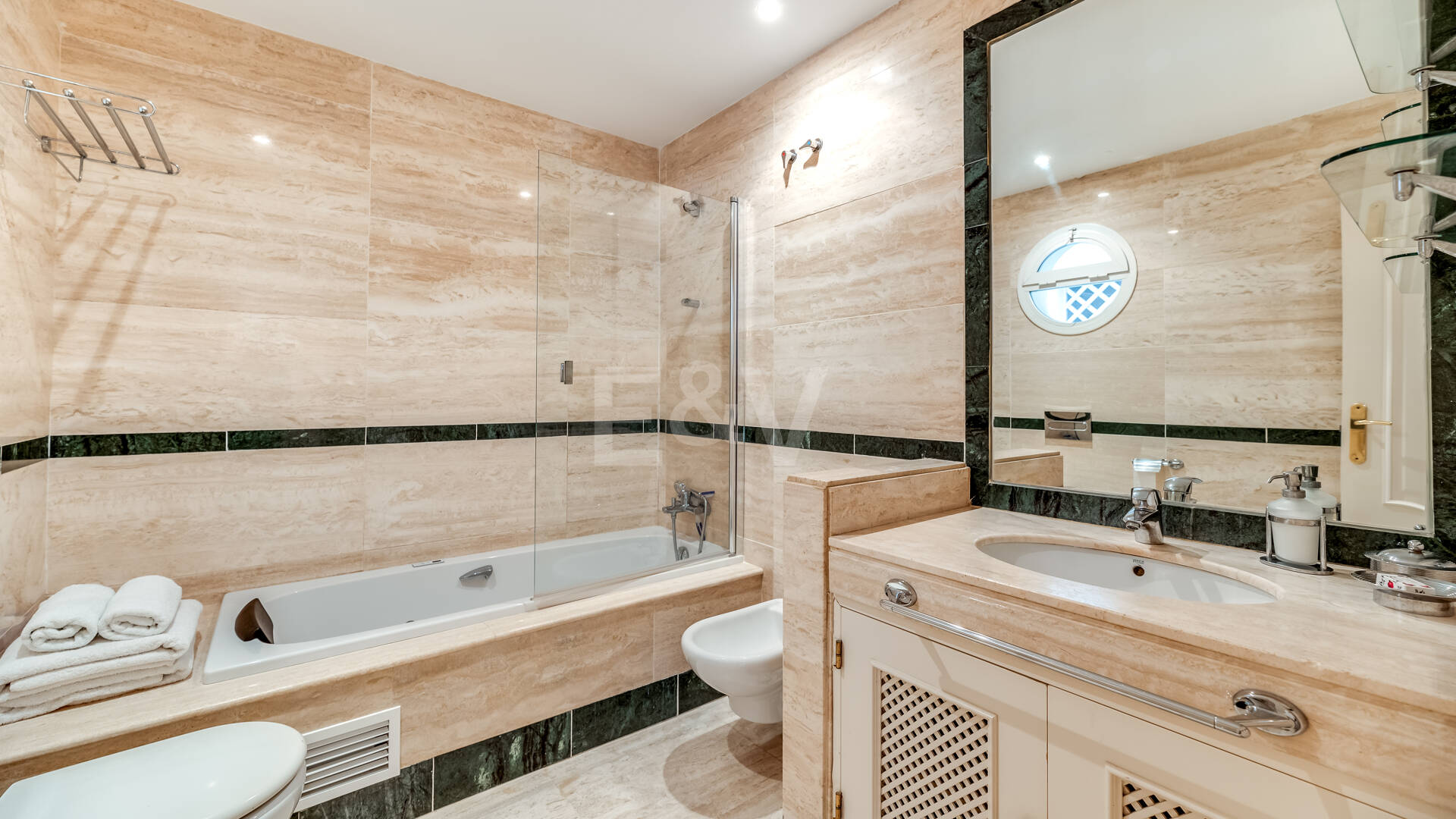 Apartamento de 2 dormitorios a tan solo 150 metros de la playa en La Milla de Oro. Disponible para alquileres de corta temporada.