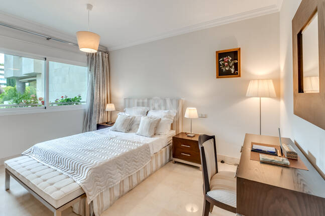 2 sovrum lägenhet bara 150 meter från stranden på Golden Mile. Tillgänglig för kortsiktiga hyror.