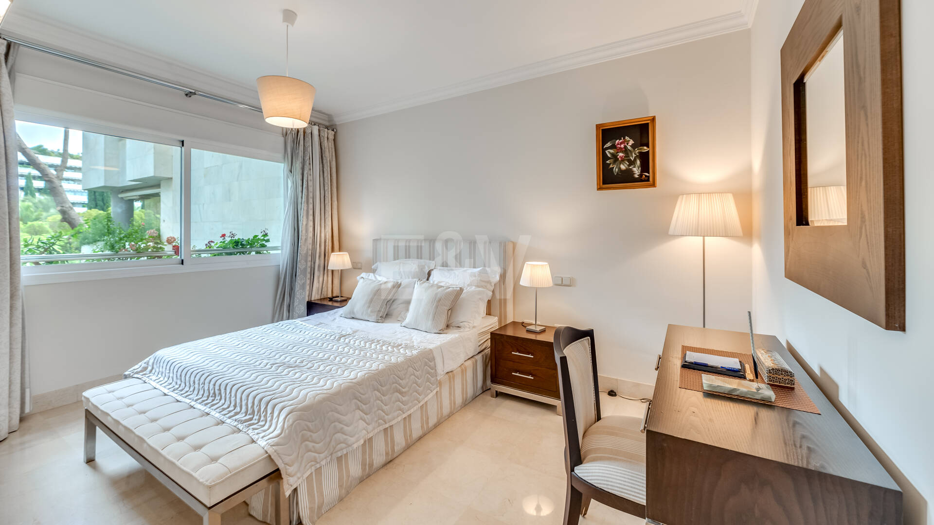 Apartamento de 2 dormitorios a tan solo 150 metros de la playa en La Milla de Oro. Disponible para alquileres de corta temporada.