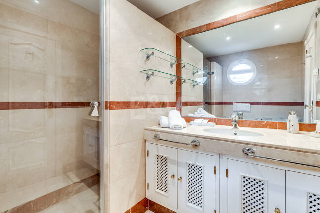 2 sovrum lägenhet bara 150 meter från stranden på Golden Mile. Tillgänglig för kortsiktiga hyror.