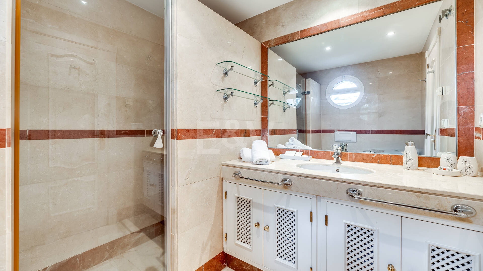 2 sovrum lägenhet bara 150 meter från stranden på Golden Mile. Tillgänglig för kortsiktiga hyror.