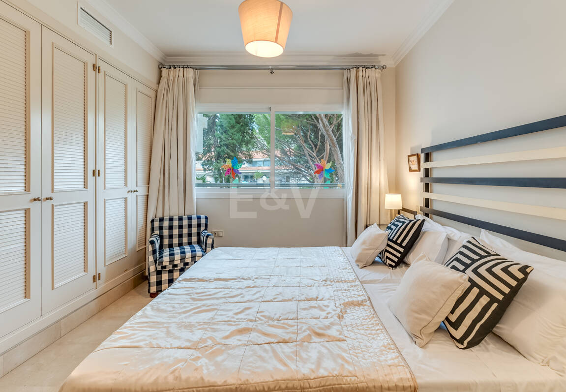 2 sovrum lägenhet bara 150 meter från stranden på Golden Mile. Tillgänglig för kortsiktiga hyror.