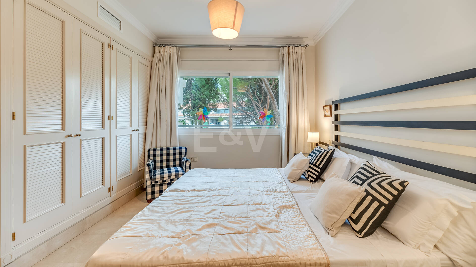 2 sovrum lägenhet bara 150 meter från stranden på Golden Mile. Tillgänglig för kortsiktiga hyror.