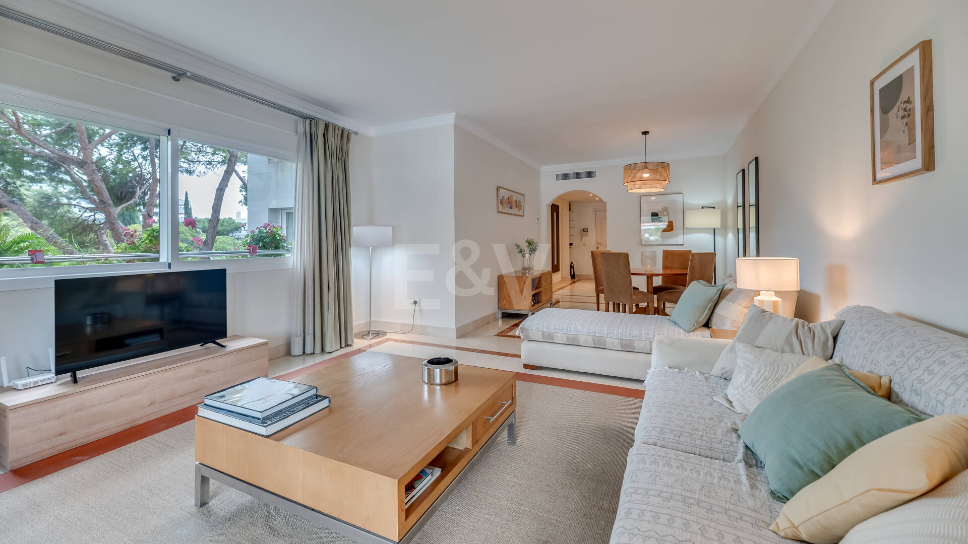 Apartamento de 2 dormitorios a tan solo 150 metros de la playa en La Milla de Oro. Disponible para alquileres de corta temporada.