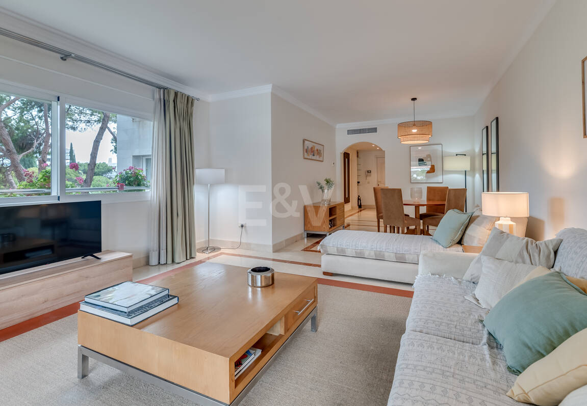 2 sovrum lägenhet bara 150 meter från stranden på Golden Mile. Tillgänglig för kortsiktiga hyror.