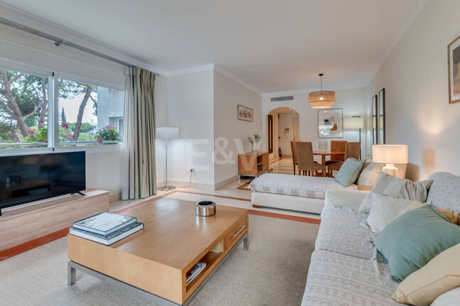 2 sovrum lägenhet bara 150 meter från stranden på Golden Mile. Tillgänglig för kortsiktiga hyror.