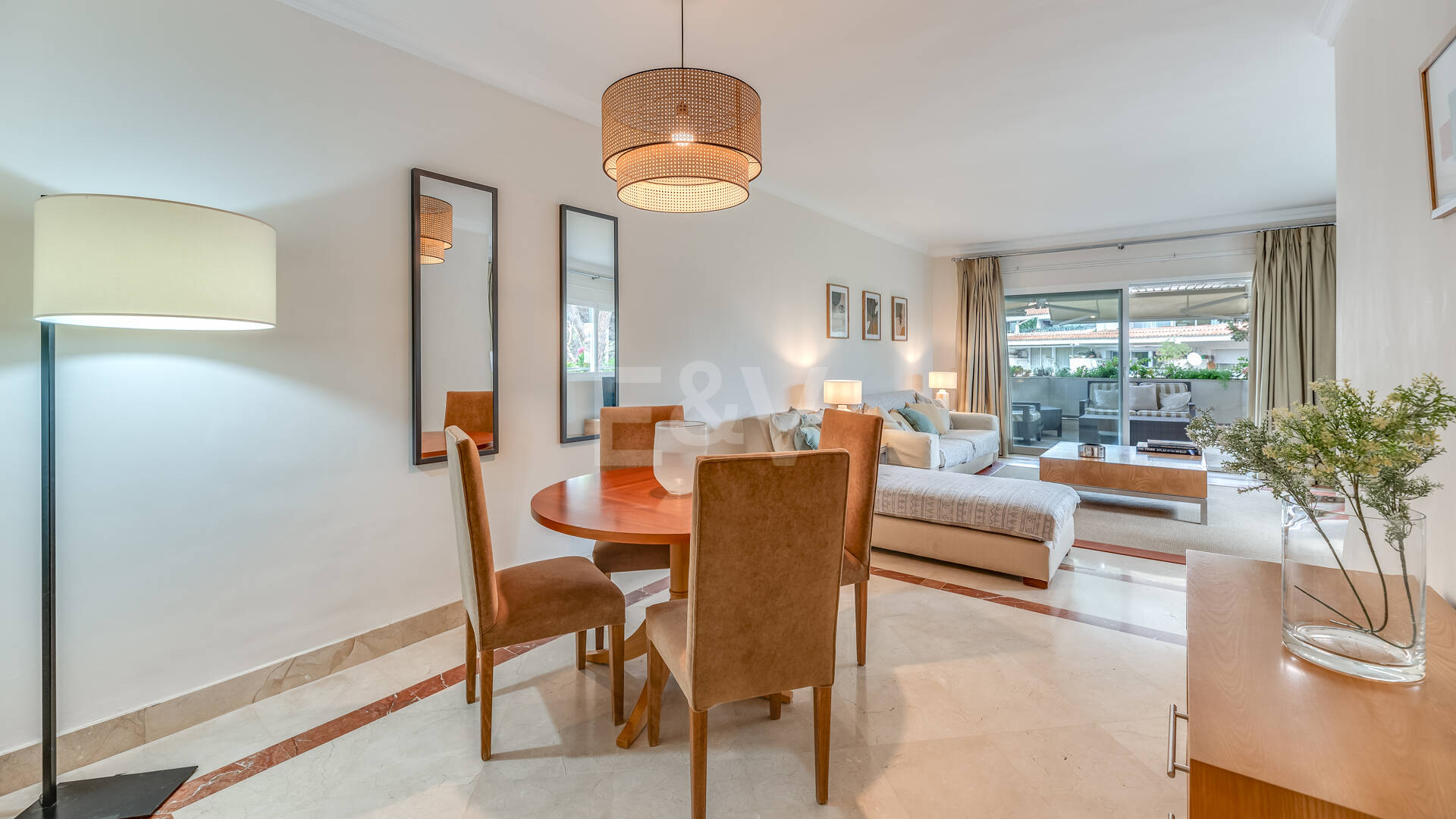 Apartamento de 2 dormitorios a tan solo 150 metros de la playa en La Milla de Oro. Disponible para alquileres de corta temporada.