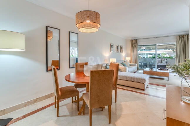 2 sovrum lägenhet bara 150 meter från stranden på Golden Mile. Tillgänglig för kortsiktiga hyror.