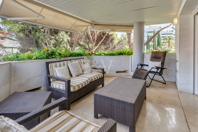 2 sovrum lägenhet bara 150 meter från stranden på Golden Mile. Tillgänglig för kortsiktiga hyror.