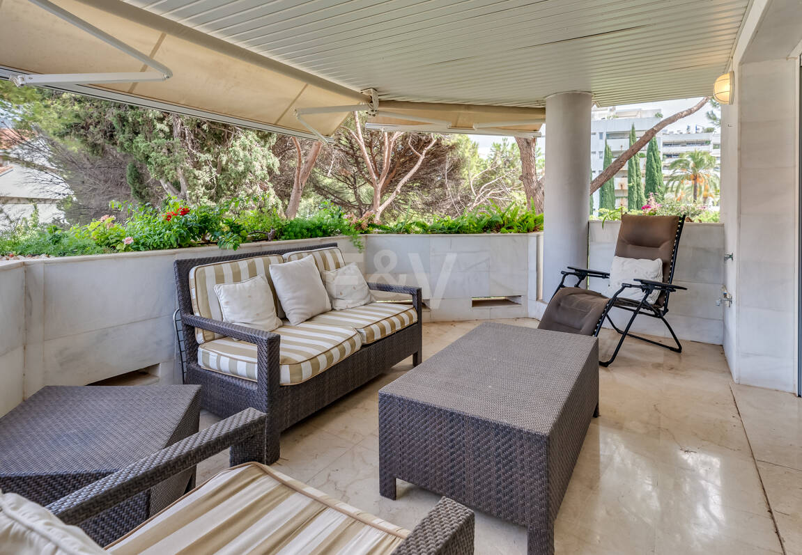 2 sovrum lägenhet bara 150 meter från stranden på Golden Mile. Tillgänglig för kortsiktiga hyror.