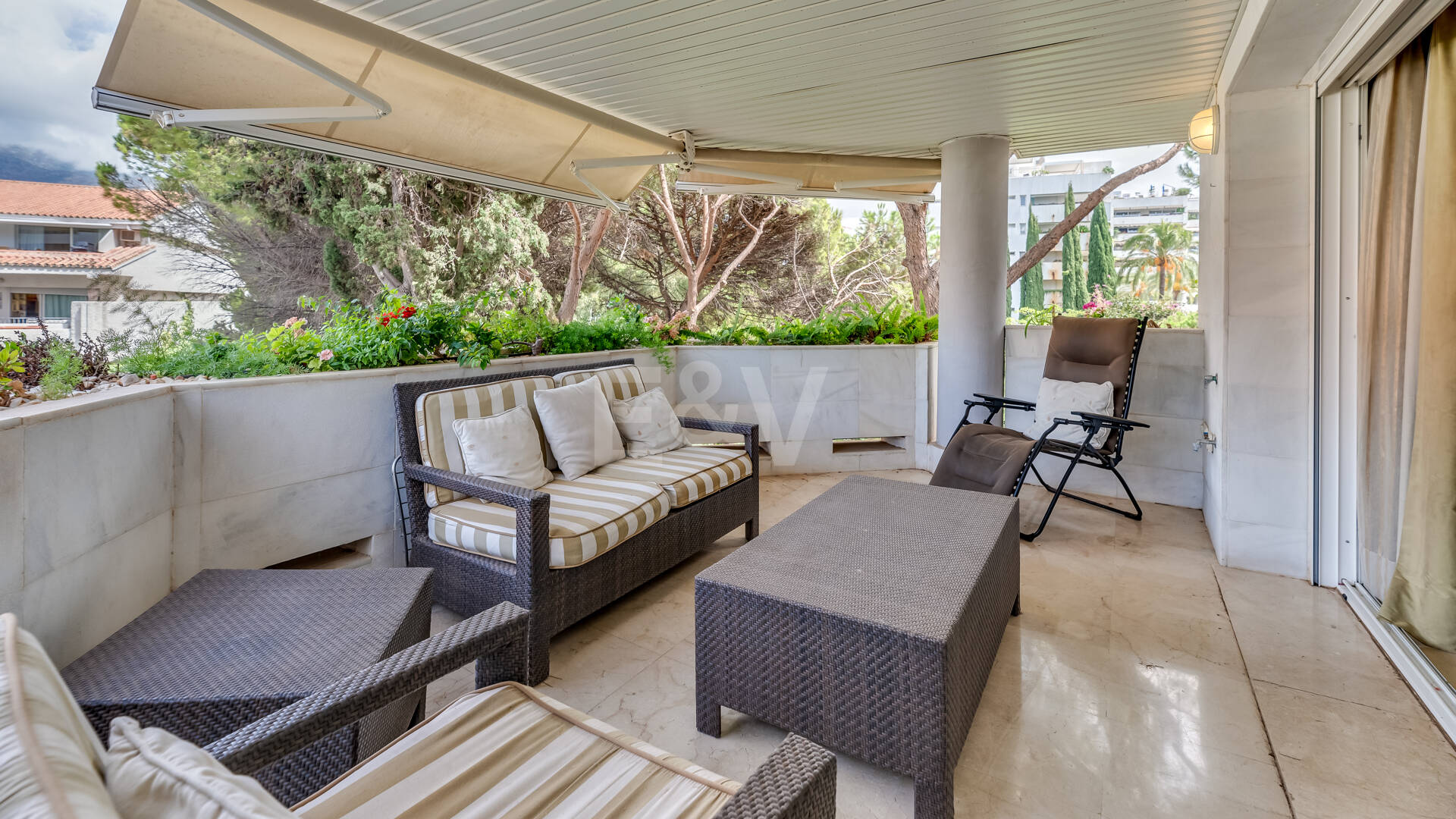 Apartamento de 2 dormitorios a tan solo 150 metros de la playa en La Milla de Oro. Disponible para alquileres de corta temporada.