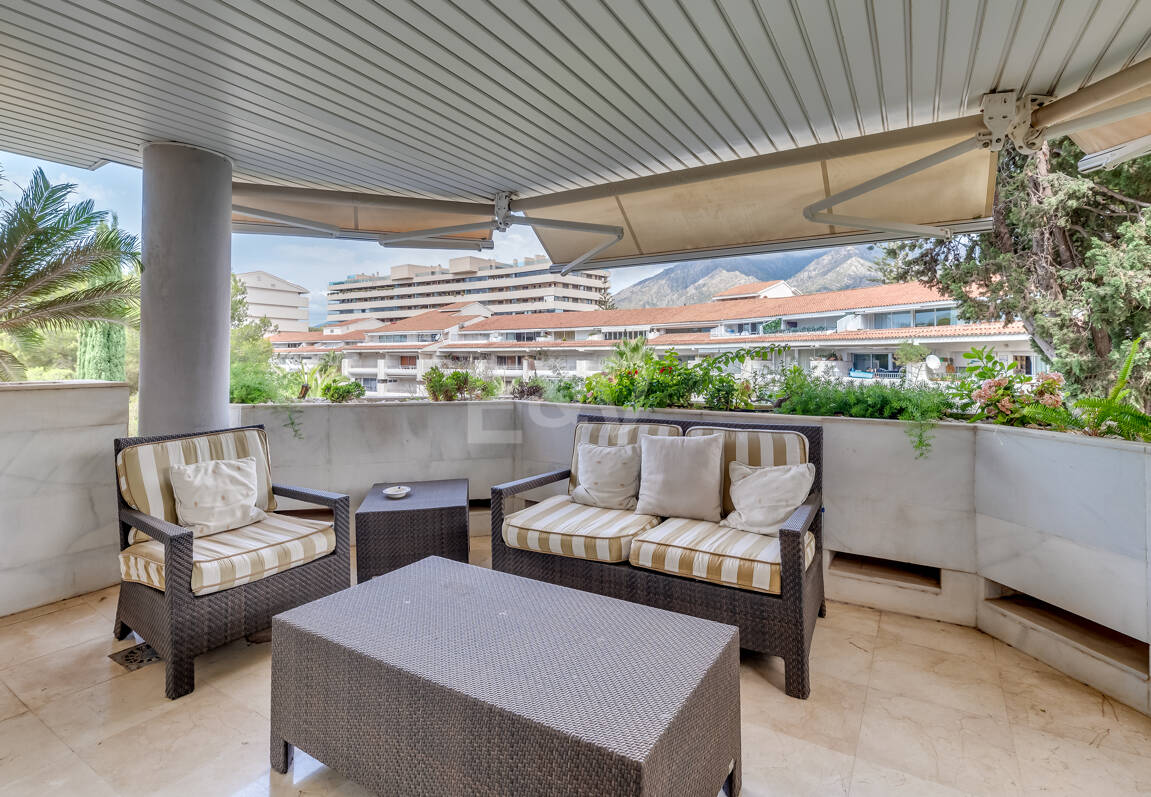 2 sovrum lägenhet bara 150 meter från stranden på Golden Mile. Tillgänglig för kortsiktiga hyror.