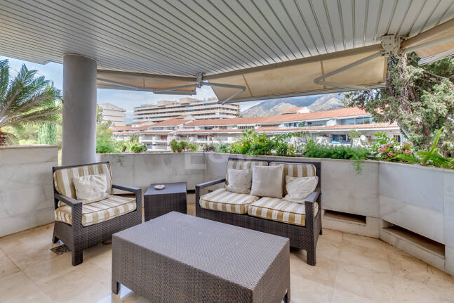 2 sovrum lägenhet bara 150 meter från stranden på Golden Mile. Tillgänglig för kortsiktiga hyror.