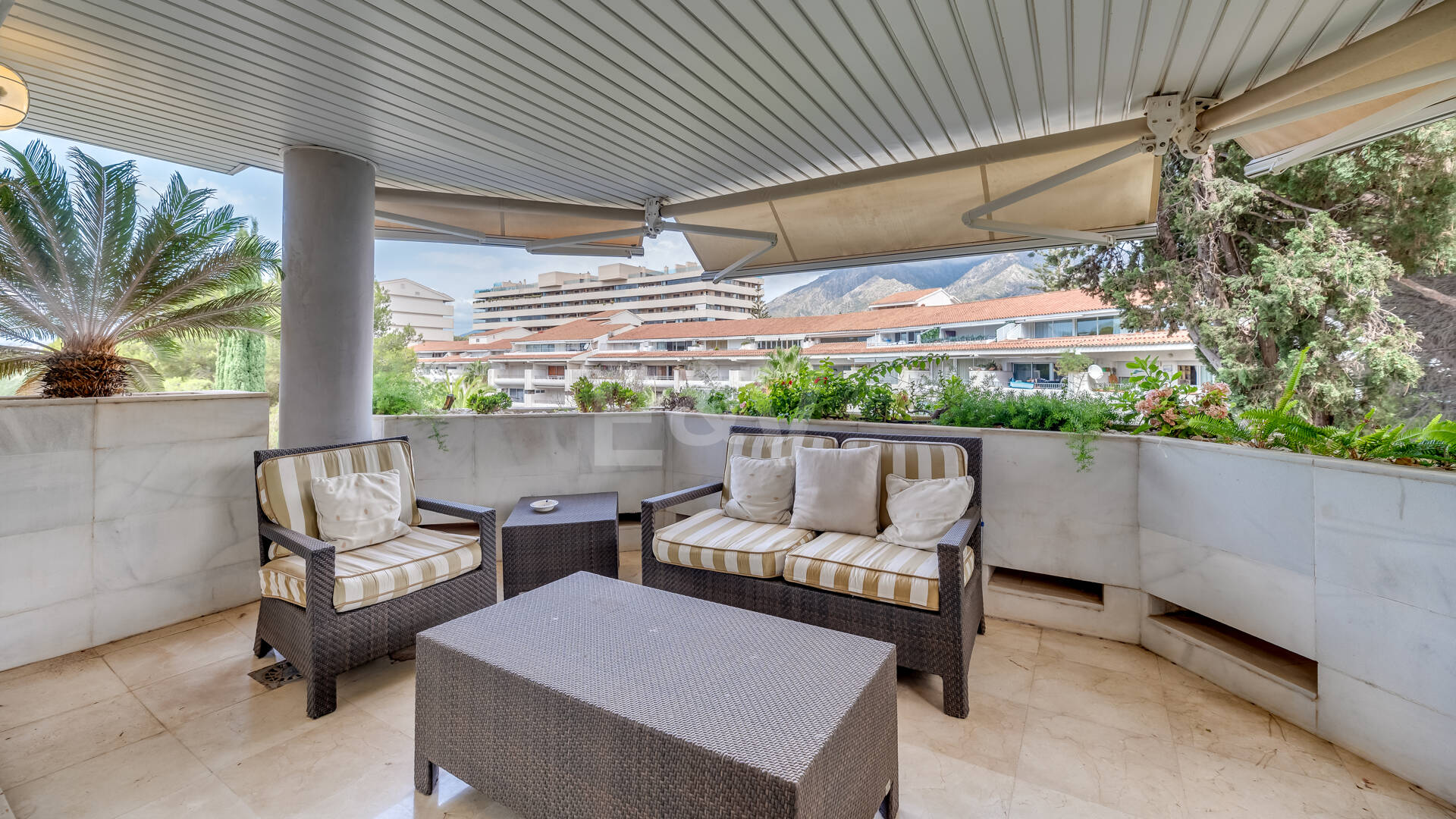 Apartamento de 2 dormitorios a tan solo 150 metros de la playa en La Milla de Oro. Disponible para alquileres de corta temporada.