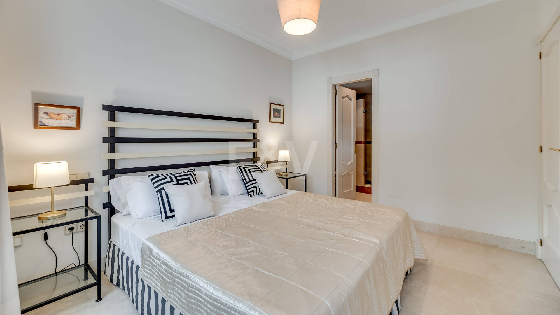 Apartamento de 2 dormitorios a tan solo 150 metros de la playa en La Milla de Oro. Disponible para alquileres de corta temporada.