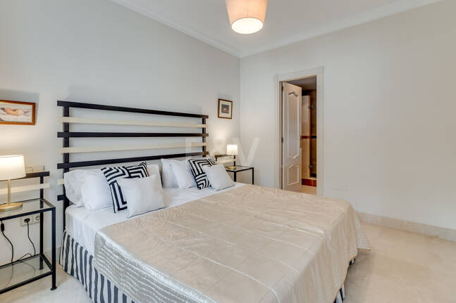 2 sovrum lägenhet bara 150 meter från stranden på Golden Mile. Tillgänglig för kortsiktiga hyror.