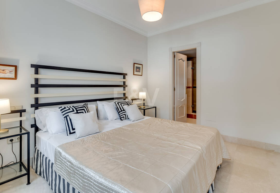 2 sovrum lägenhet bara 150 meter från stranden på Golden Mile. Tillgänglig för kortsiktiga hyror.