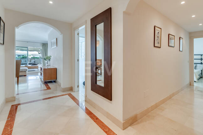 2 sovrum lägenhet bara 150 meter från stranden på Golden Mile. Tillgänglig för kortsiktiga hyror.