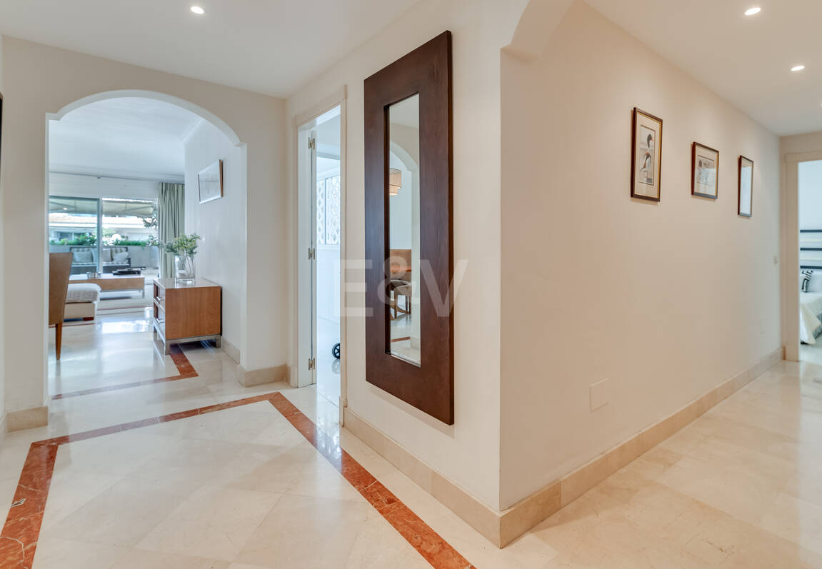 2 sovrum lägenhet bara 150 meter från stranden på Golden Mile. Tillgänglig för kortsiktiga hyror.