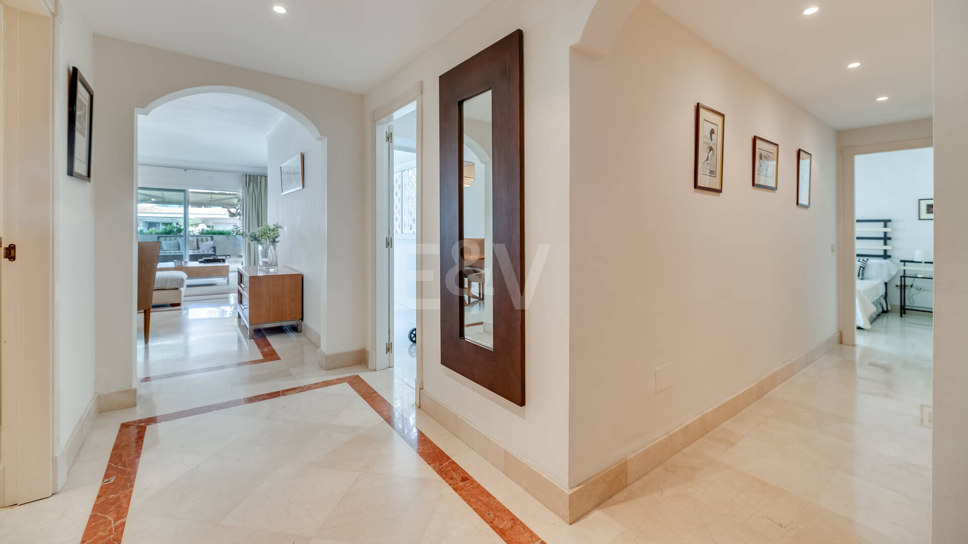 Apartamento de 2 dormitorios a tan solo 150 metros de la playa en La Milla de Oro. Disponible para alquileres de corta temporada.