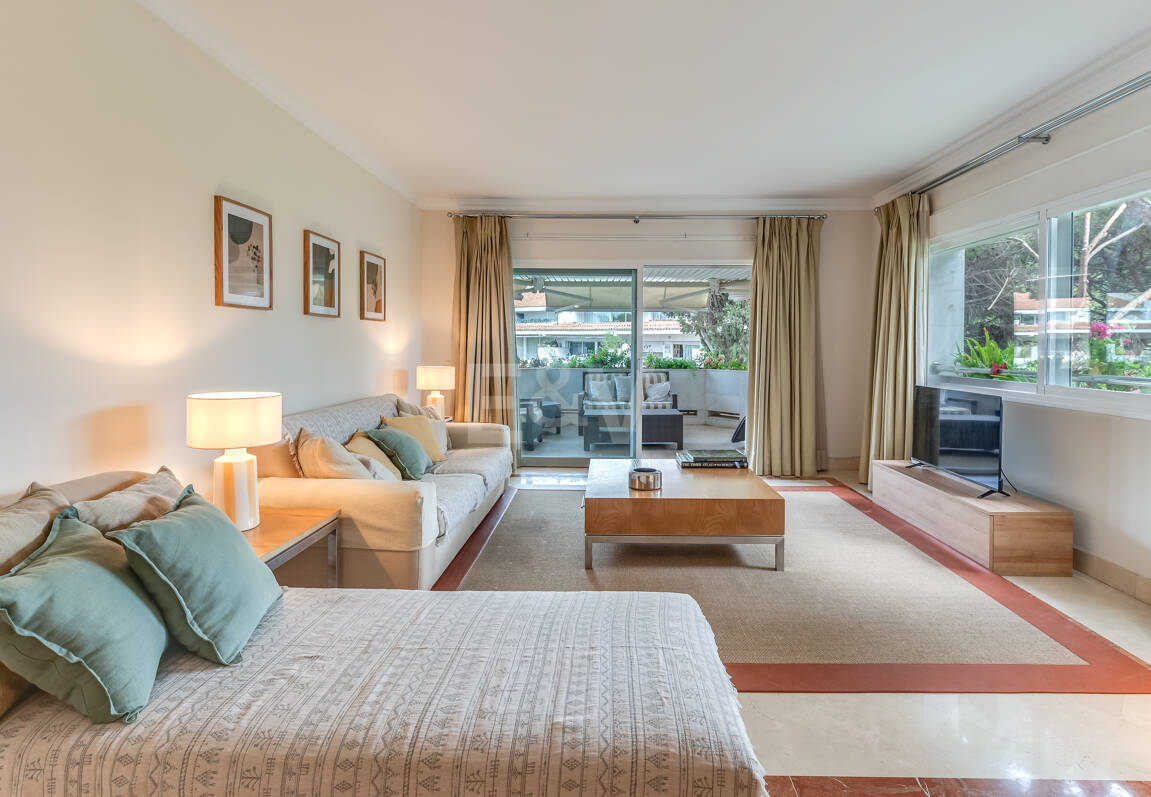 2 sovrum lägenhet bara 150 meter från stranden på Golden Mile. Tillgänglig för kortsiktiga hyror.