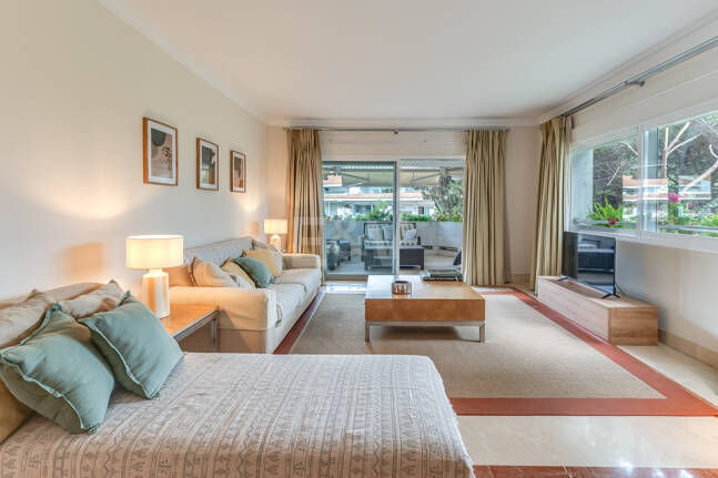 2 sovrum lägenhet bara 150 meter från stranden på Golden Mile. Tillgänglig för kortsiktiga hyror.