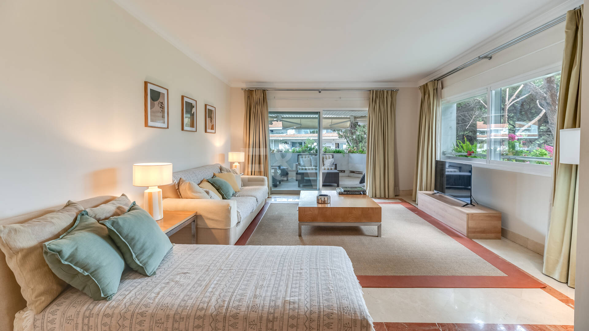 Apartamento de 2 dormitorios a tan solo 150 metros de la playa en La Milla de Oro. Disponible para alquileres de corta temporada.