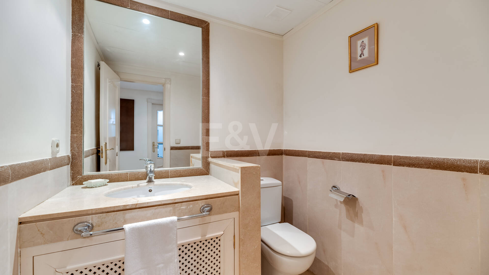 Apartamento de 2 dormitorios a tan solo 150 metros de la playa en La Milla de Oro. Disponible para alquileres de corta temporada.