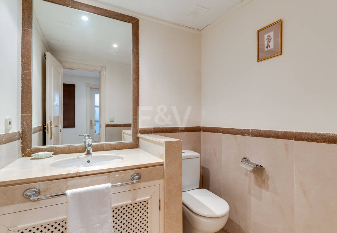 2 sovrum lägenhet bara 150 meter från stranden på Golden Mile. Tillgänglig för kortsiktiga hyror.