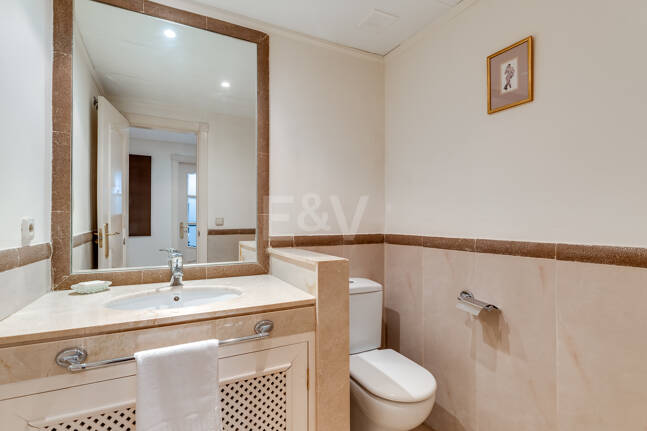 2 sovrum lägenhet bara 150 meter från stranden på Golden Mile. Tillgänglig för kortsiktiga hyror.