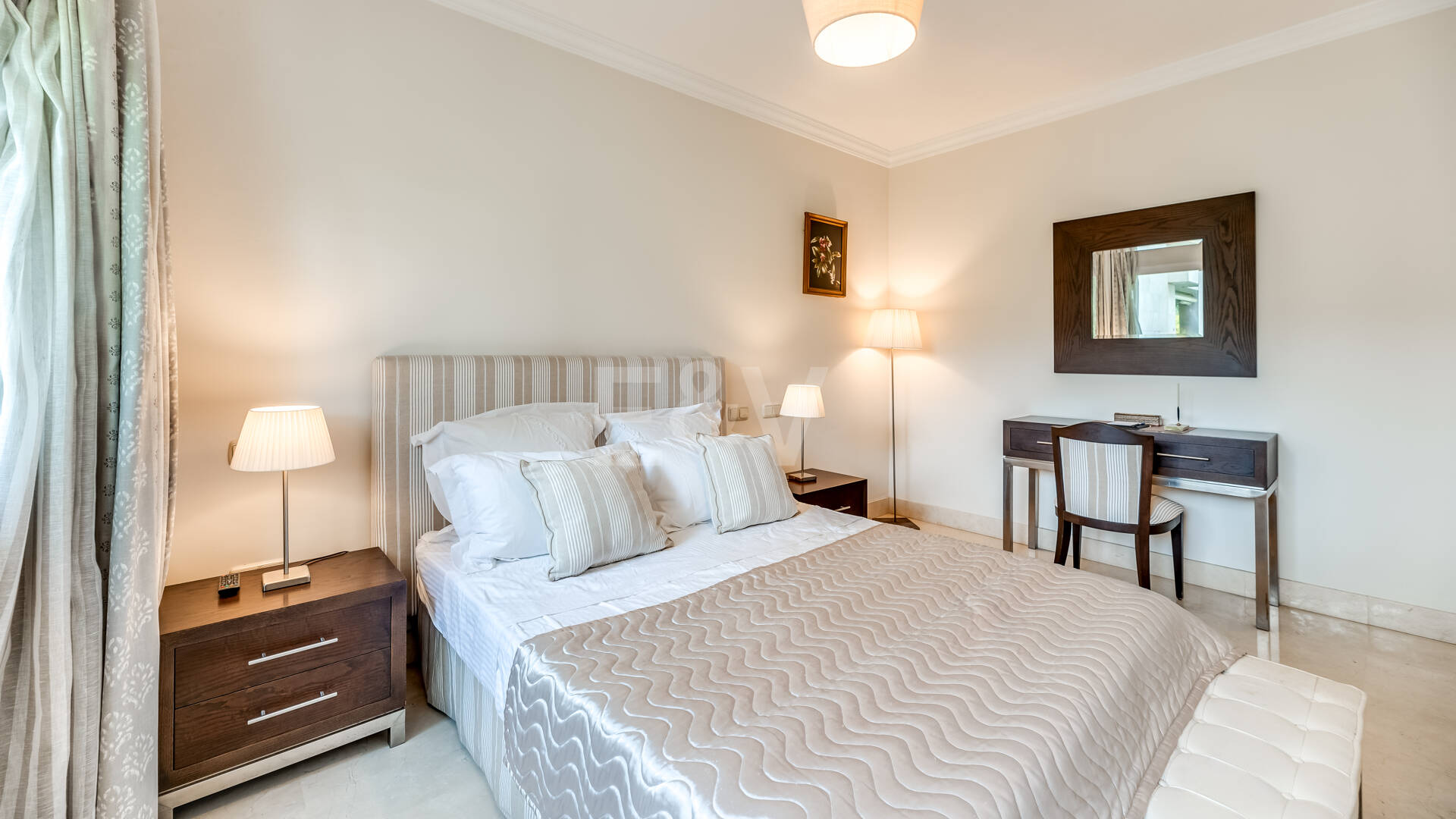 2 sovrum lägenhet bara 150 meter från stranden på Golden Mile. Tillgänglig för kortsiktiga hyror.